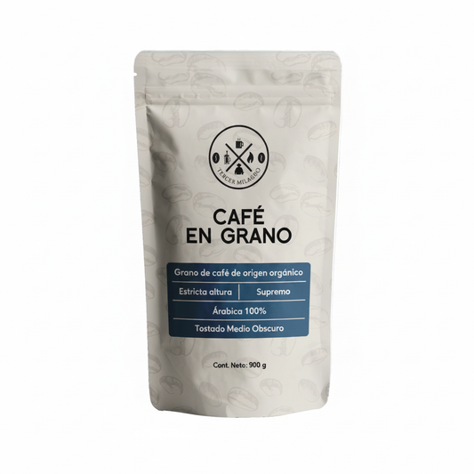 Café orgánico en grano - fondo blanco